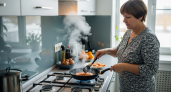 Положите это под рыбу на сковороду – даже самые нежные кусочки останутся целыми и не прилипнут