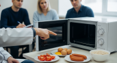 Назвали 10 продуктов, которые опасно нагревать в микроволновке - проверьте свой холодильник